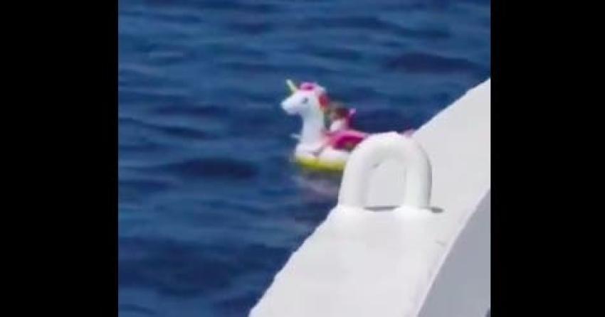[VIDEO] Rescatan a niña que fue arrastrada mar adentro arriba de su flotador de unicornio