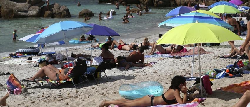 Piden a nudistas usar mascarillas tras aumento de contagios de COVID-19 en centro turístico francés