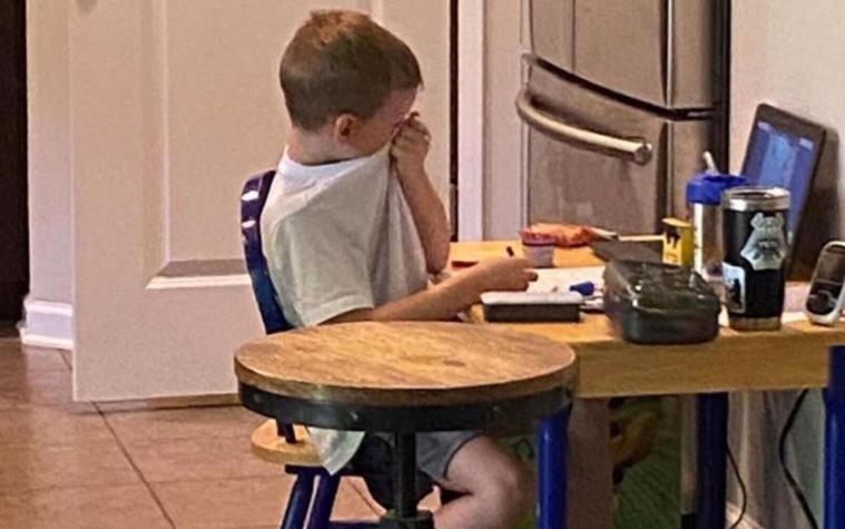 Niño de 5 años llora de frustración por no entender una clase virtual: imagen se hizo viral