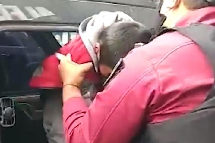Policía argentina rescata a niño que había sido dejado encerrado al interior de un auto