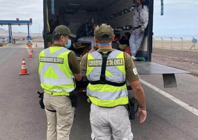 Carabineros descubre a 19 extranjeros indocumentados viajando escondidos al interior de un camión