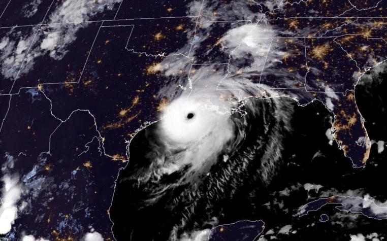 Laura entra en Estados Unidos convertido en un poderoso huracán de categoría 4