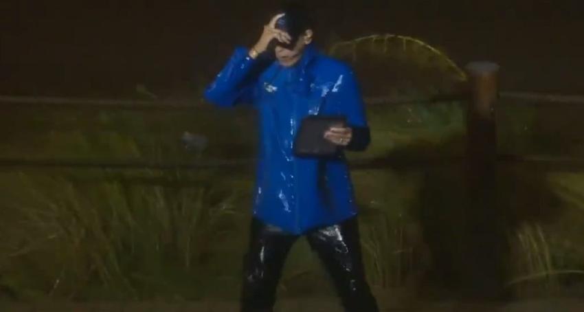Meteoróloga fue azotada en vivo por el viento mientras reporteaba el huracán Laura