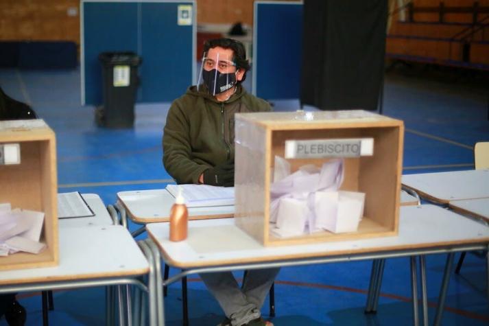 "Es inviable": Gobierno cierra la puerta a voto a domicilio para personas con COVID-19