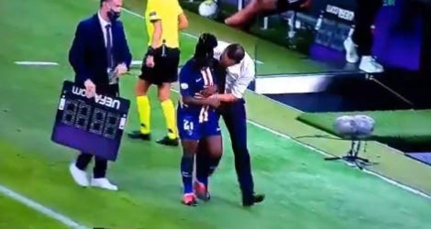 [VIDEO] La polémica imagen del DT del PSG femenino tocando a una jugadora