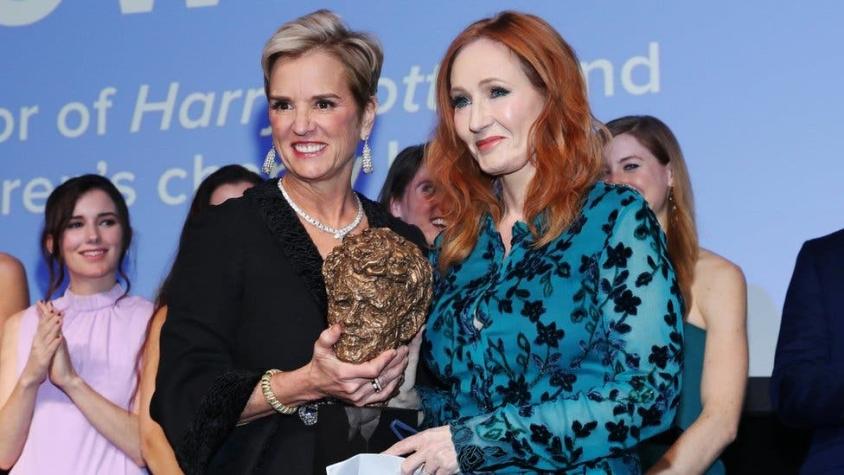 La escritora JK Rowling devuelve un premio en medio de la polémica por sus comentarios "antitrans"