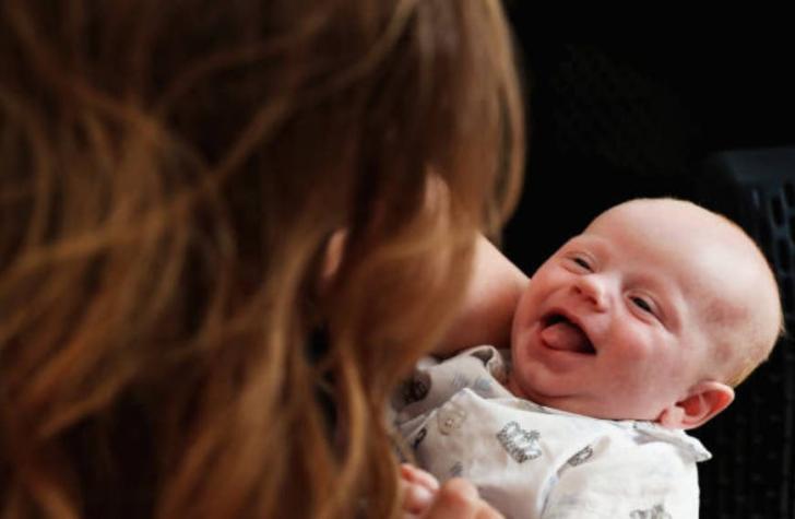 [VIDEO] Un bebé de 2 meses sorprende a sus padres diciendo “hola”