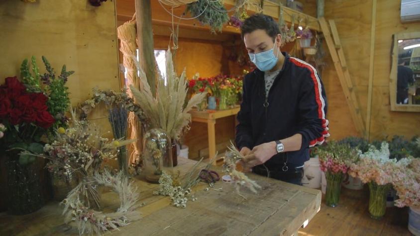 [VIDEO] #CómoLoHizo: En tiempos de crisis, vende flores a domicilio