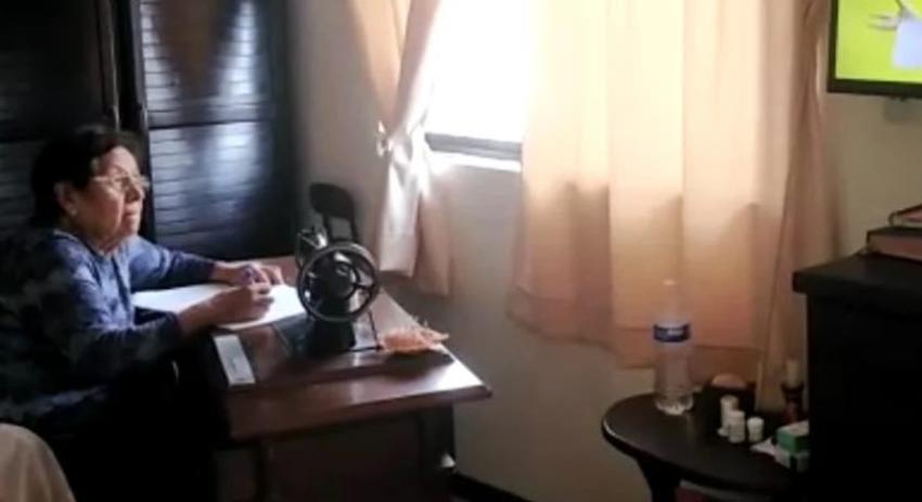 "Nunca uno termina de aprender": Mujer de 77 años decide aprovechar clases televisadas para estudiar
