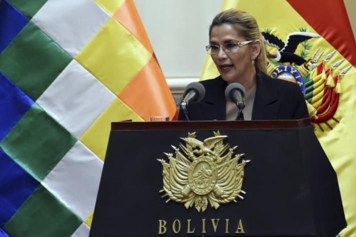 Presidenta interina de Bolivia baja su candidatura presidencial a un mes de los comicios