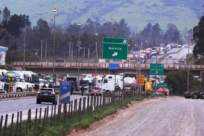 Cruz del Sur suspende envíos de encomiendas entre Santiago y Chiloé por paro de camioneros