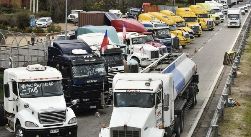 Camioneros mantienen paro en medio de negociaciones con el gobierno: "Creo que hoy día se arregla"
