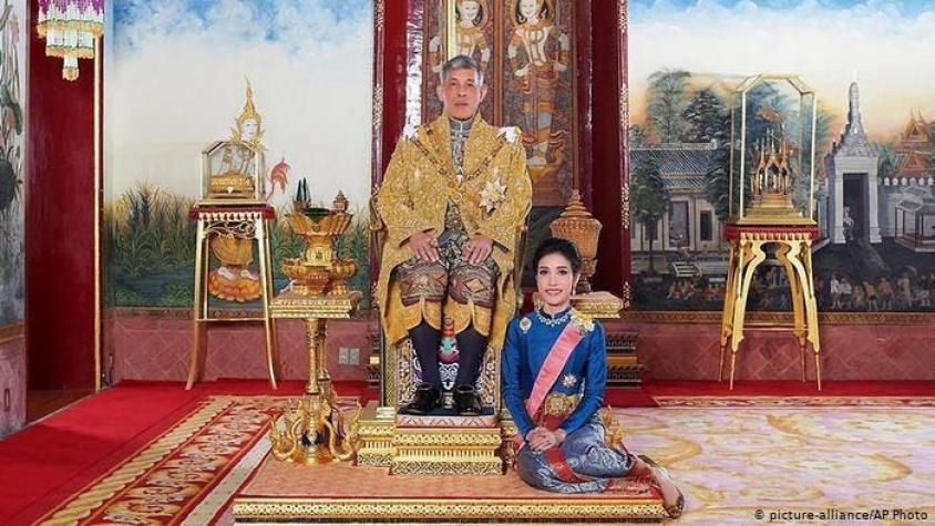 Rey de Tailandia perdona a la concubina real que encarceló y la incorpora a su harén de 20 mujeres