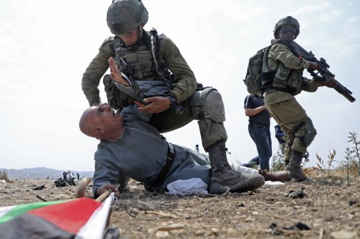 Soldado israelí neutraliza a un manifestante palestino con la rodilla en su cuello