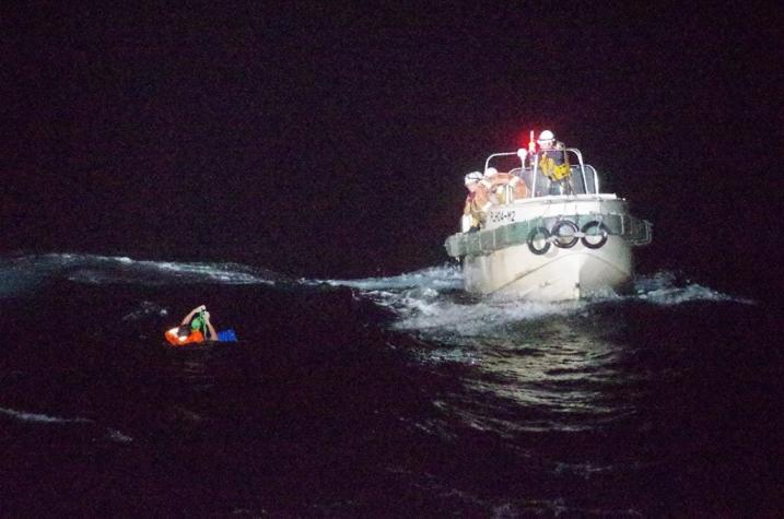 Encuentran inconsciente a hombre en el mar tras naufragio de carguero con casi 6 mil vacas