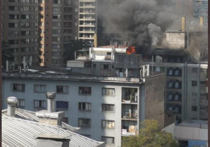 Una persona fallecida tras incendio en edificio de Santiago Centro