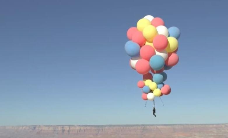 [VIDEO] El ilusionista David Blaine vuela a 7.600 metros colgado de 52 globos