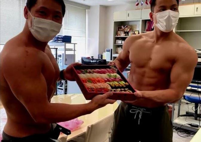 Restaurante japonés utiliza repartidores strippers para reactivar el negocio tras pandemia