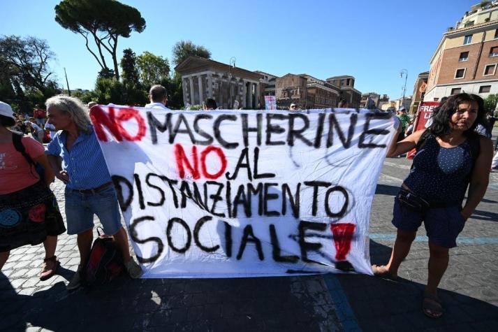 Un millar de personas se manifiestan en Roma contra el uso de mascarillas