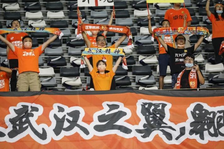 Entre lágrimas, mascarillas y distancia social, el fútbol volvió a Wuhan después de 9 meses