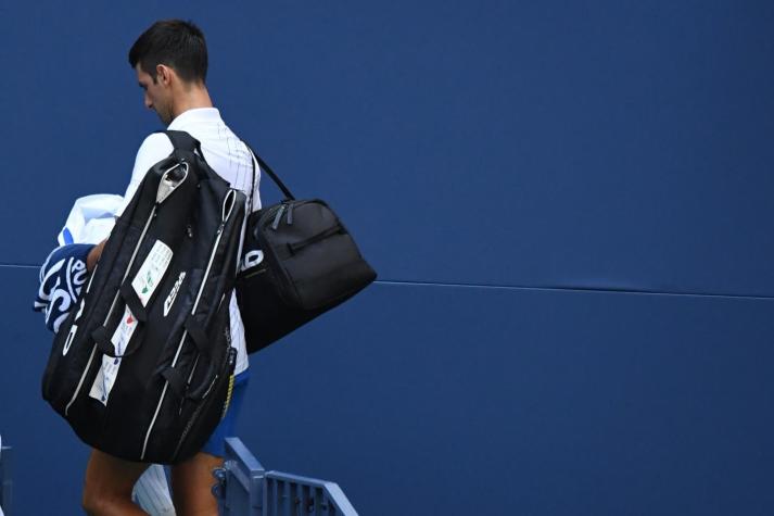 Djokovic pide disculpas por pelotazo a jueza de línea y dice sentirse "triste y vacío"
