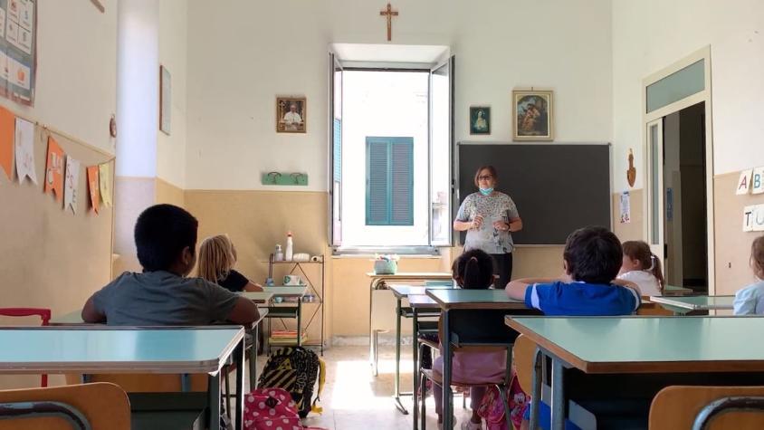 [VIDEO] T13 en Italia: Con mascarillas y alcohol gel, así vuelven al colegio los niños en Europa