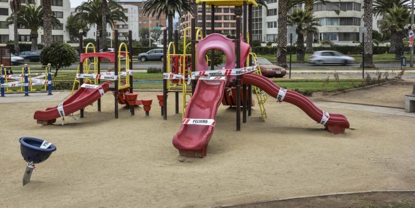 "Cuidémonos antes que sea tarde": El llamado de Ñuñoa por niños jugando en las plazas