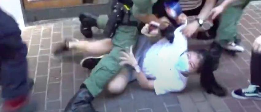 [VIDEO] Violenta detención a niña de 12 años en Hong Kong genera indignación en redes sociales