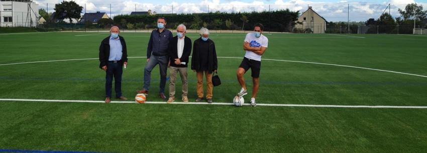 Estrenan en Francia una cancha de fútbol hecha con cuescos de aceituna