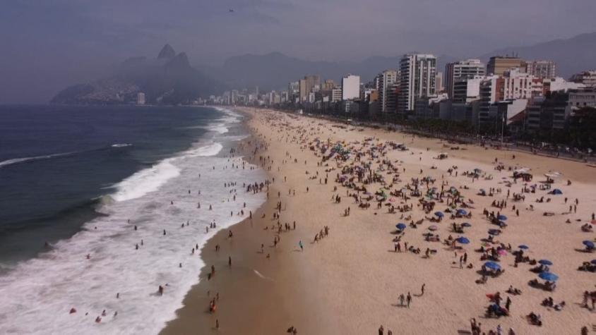 [VIDEO] Brasileños repletan playas pese a restricciones: sin mascarilla ni distancia social