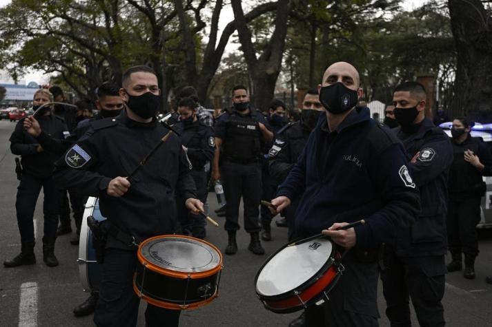 Policías protestan por mejores salarios frente a la casa presidencial en Argentina