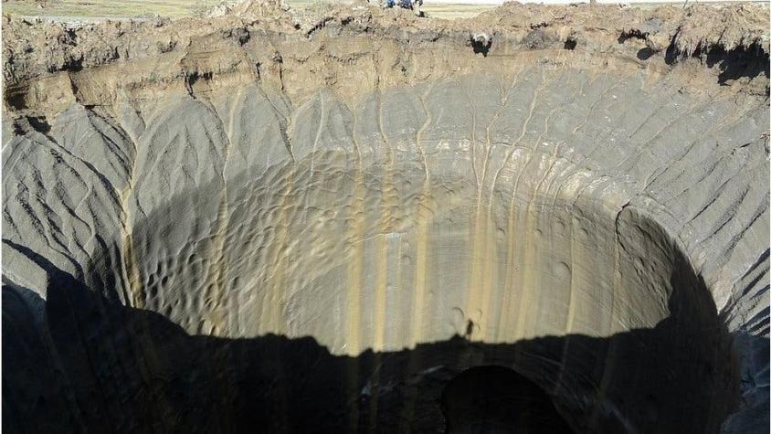 El gigantesco y asombroso cráter de 50 metros de profundidad que apareció en Siberia