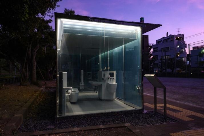 [FOTOS] Tokio pone a prueba sus baños públicos transparentes instalados en medio de un parque