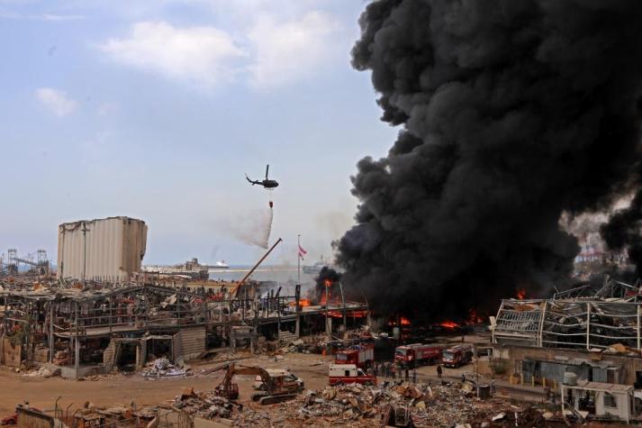 Gran incendio en el puerto de Beirut, semanas después de la devastadora explosión