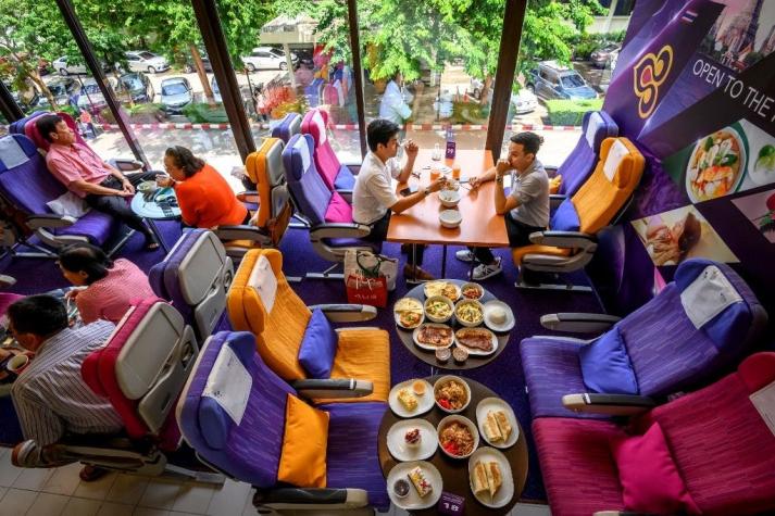 ¿Nostalgia por viajar? Inauguran restaurante que solo sirve en su menú comida de avión