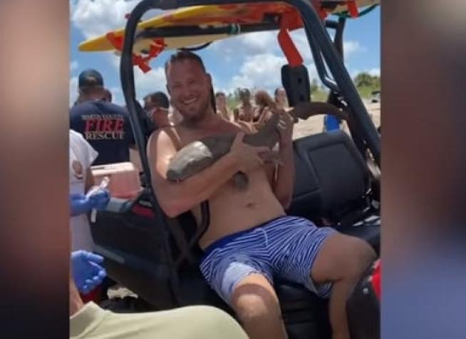 [VIDEO] Un pequeño tiburón se aferra al brazo de bañista por más de 45 minutos en Florida