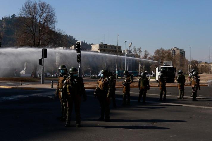 Carabineros dispersa con carros lanzaguas a manifestantes que llegaron a Plaza Italia