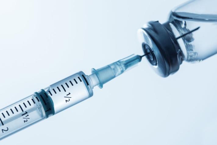 Universidad de Oxford reanudará ensayos de vacuna contra el COVID-19