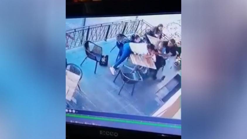 [VIDEO] El impactante momento en que un hombre intentó secuestrar a un niña desde un restaurente