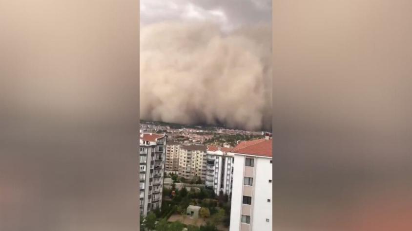 [VIDEO] Al menos seis heridos tras impresionante paso de tormenta de arena en Turquía