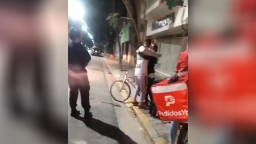 Argentina: Delincuentes roban bicicleta de un delivery y vecina testigo del robo le regaló la suya