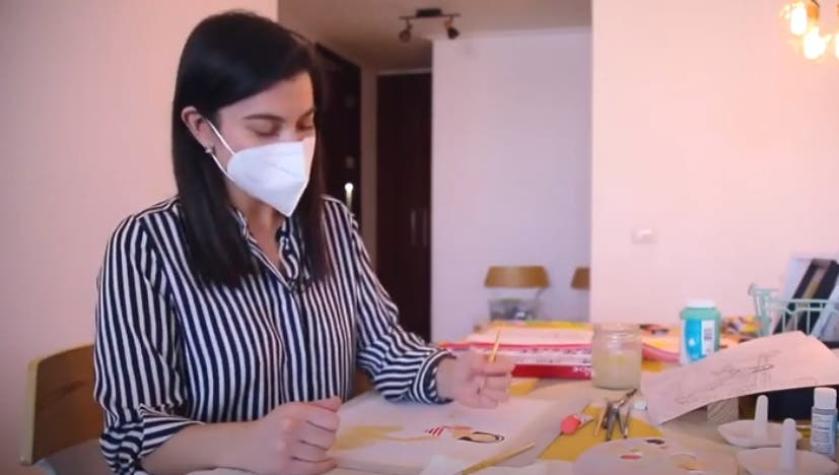 [VIDEO] #CómoLoHizo: La arquitecta que ilustra y diseña pañuelos de mujer