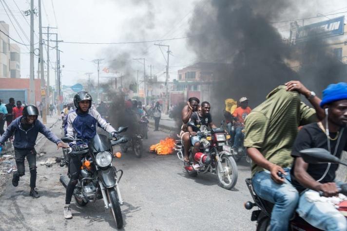Policías de Haití protestan encapuchados y piden la liberación de un compañero preso