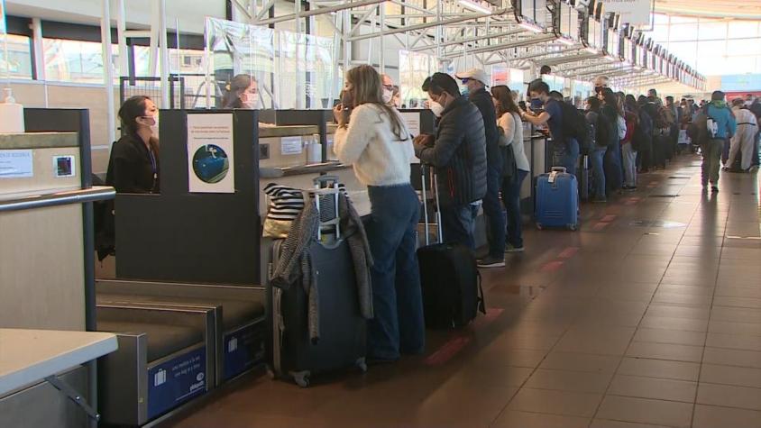 [VIDEO] Aglomeraciones en aeropuertos: Pasajeros pierden vuelos y culpan a la aduana sanitaria