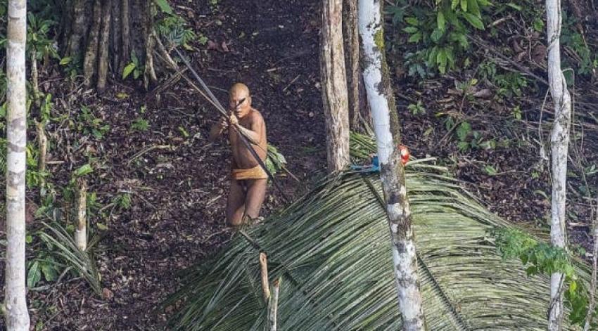 Qué nos dice la muerte por un flechazo del experto en tribus sobre los pueblos aislados del Amazonas