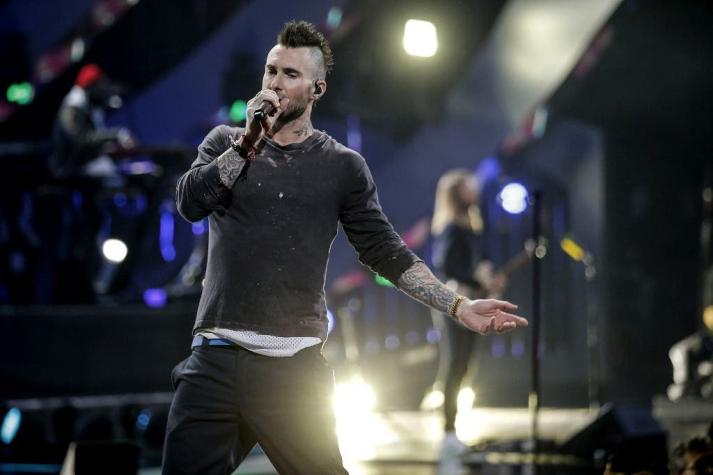 Adam Levine revela bochornoso momento filmando escena del beso en el video de "She will be loved"