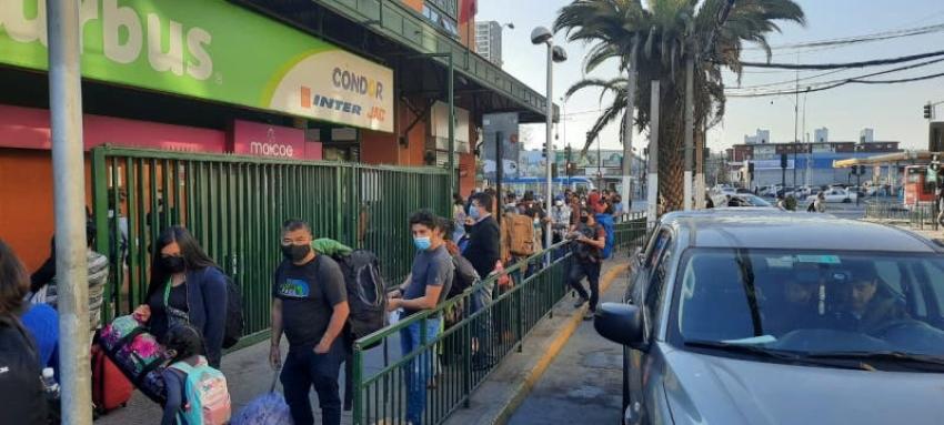 Largas filas, esperas y errores en documentación en terminal de buses de Santiago