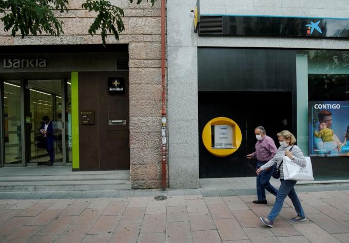 Madrid restringe movimientos al 13% de su población por aumento de contagios de COVID-19