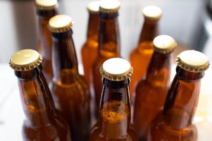 Niño de 11 años muere tras beber cinco botellas de cerveza artesanal ilícita