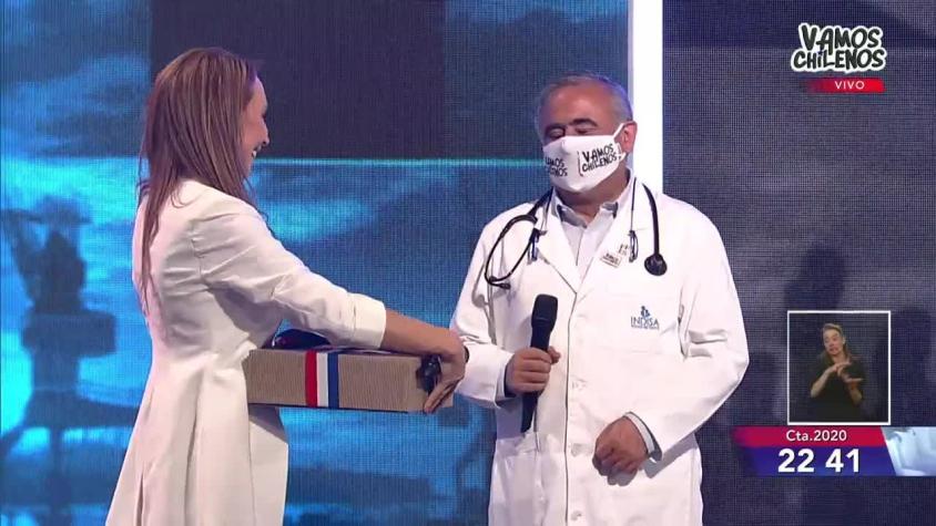 [VIDEO] La emoción del doctor Ugarte al recibir regalo de tejedoras solidarias de Macul